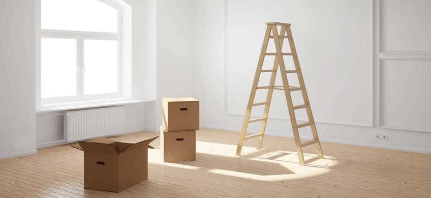 20588309-lege-ruimte-met-ladder-en-kartonnen-dozen-en-hardhouten-vloer